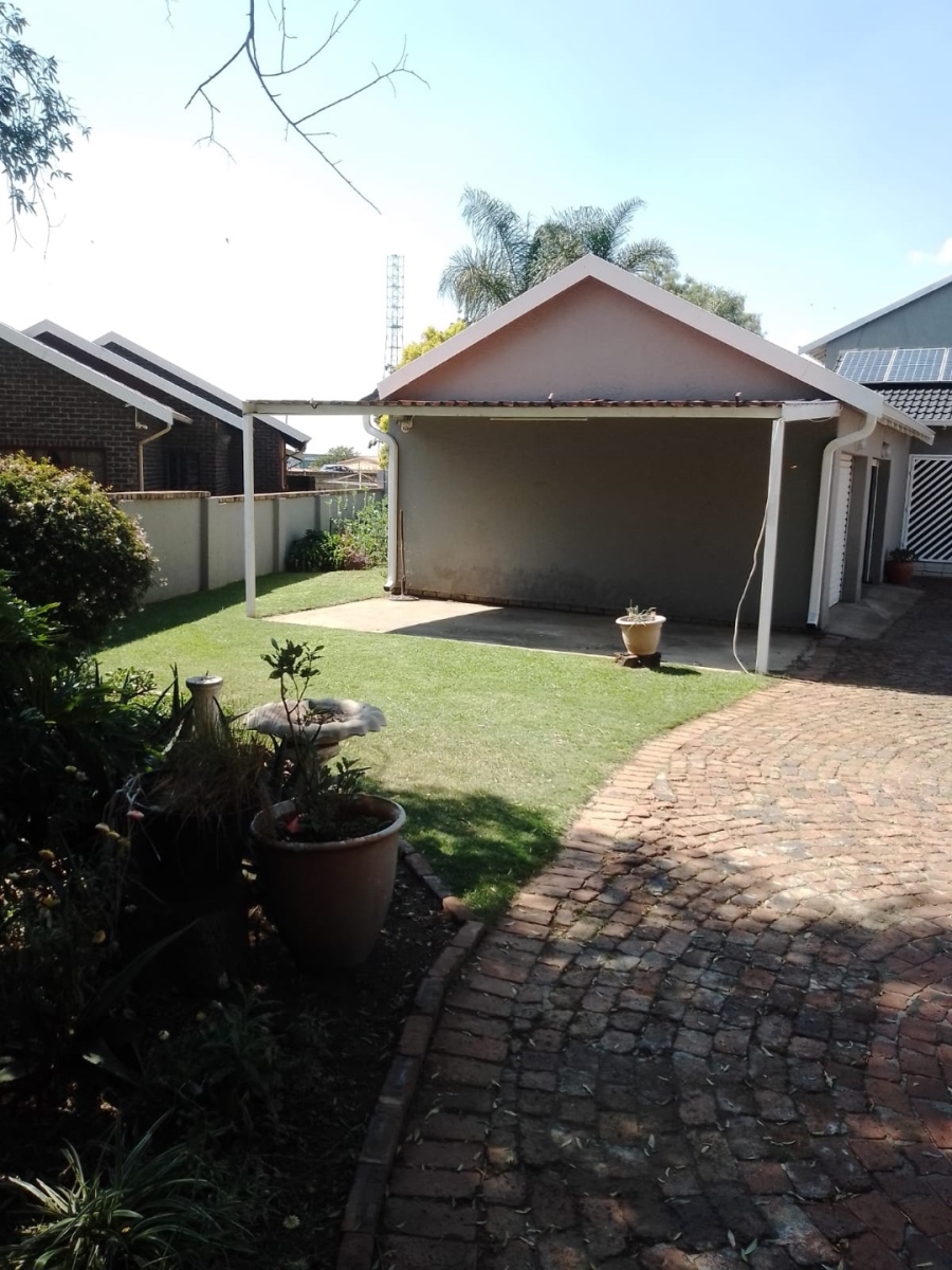 4 Bedroom Property for Sale in Bonaero Park Gauteng