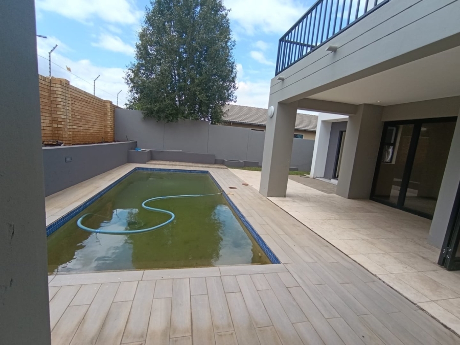 5 Bedroom Property for Sale in Amberfield Gauteng