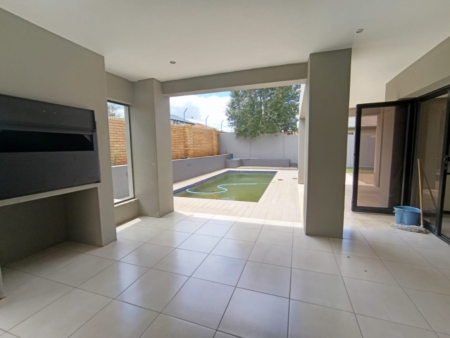 5 Bedroom Property for Sale in Amberfield Gauteng