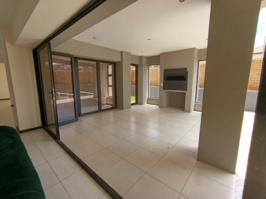 5 Bedroom Property for Sale in Amberfield Gauteng