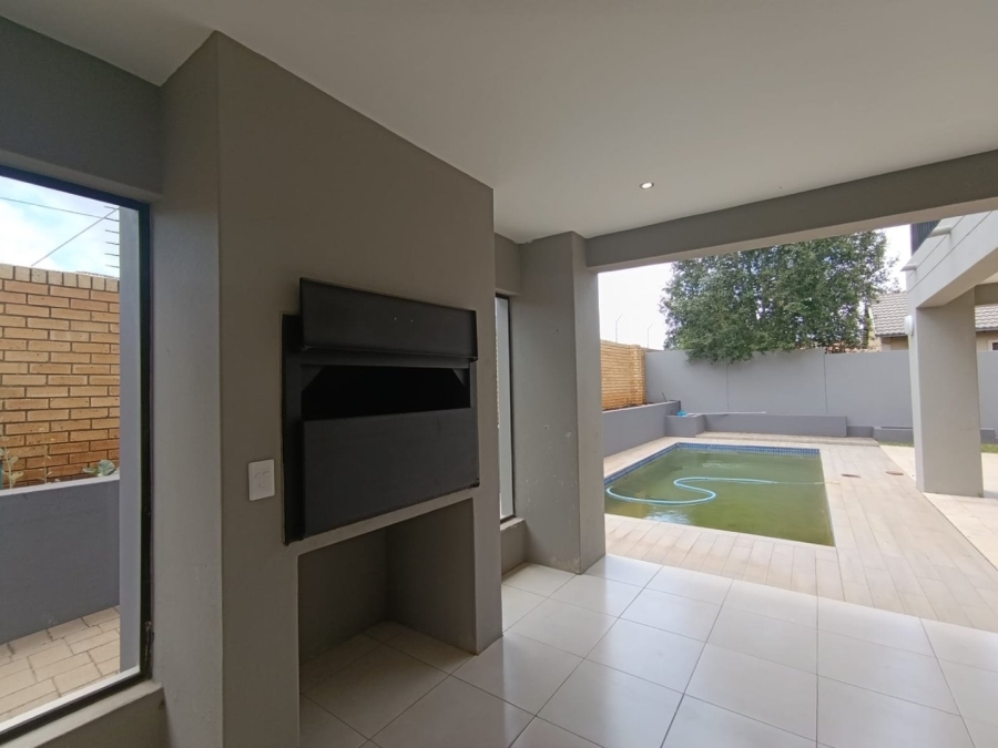 5 Bedroom Property for Sale in Amberfield Gauteng