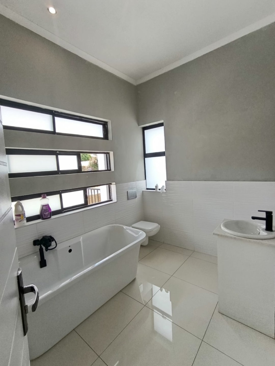 5 Bedroom Property for Sale in Amberfield Gauteng