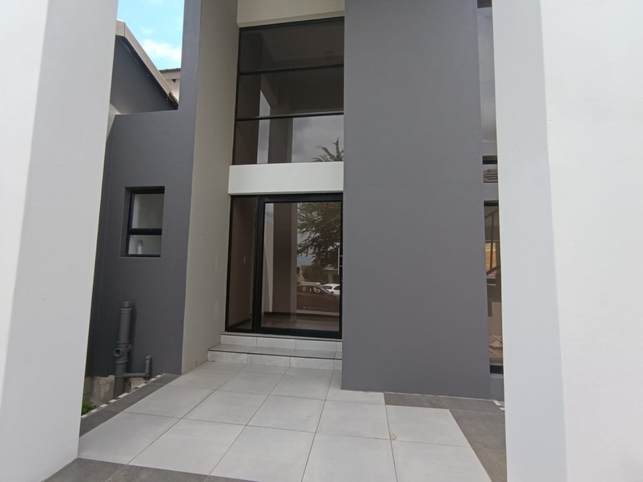 5 Bedroom Property for Sale in Amberfield Gauteng