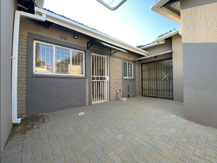 To Let 4 Bedroom Property for Rent in De Klerkshof Gauteng