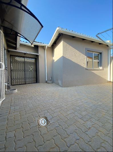 To Let 4 Bedroom Property for Rent in De Klerkshof Gauteng