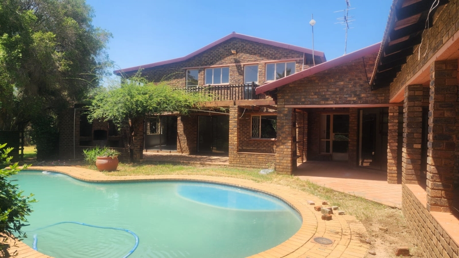 7 Bedroom Property for Sale in Glen Austin Gauteng