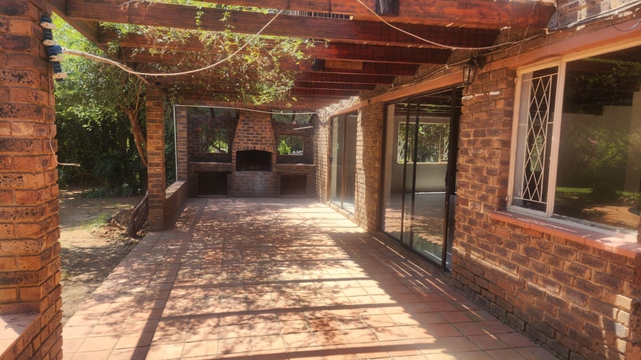 7 Bedroom Property for Sale in Glen Austin Gauteng