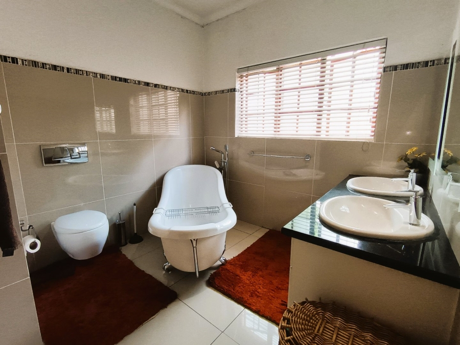 4 Bedroom Property for Sale in Eldoglen Gauteng