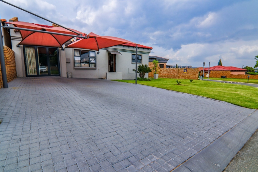 2 Bedroom Property for Sale in Noordwyk Gauteng