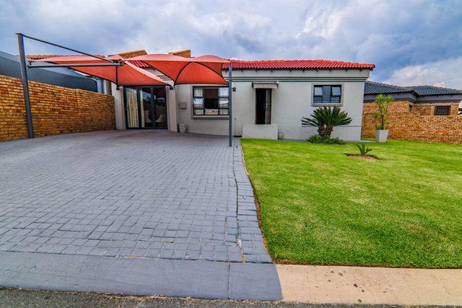 2 Bedroom Property for Sale in Noordwyk Gauteng