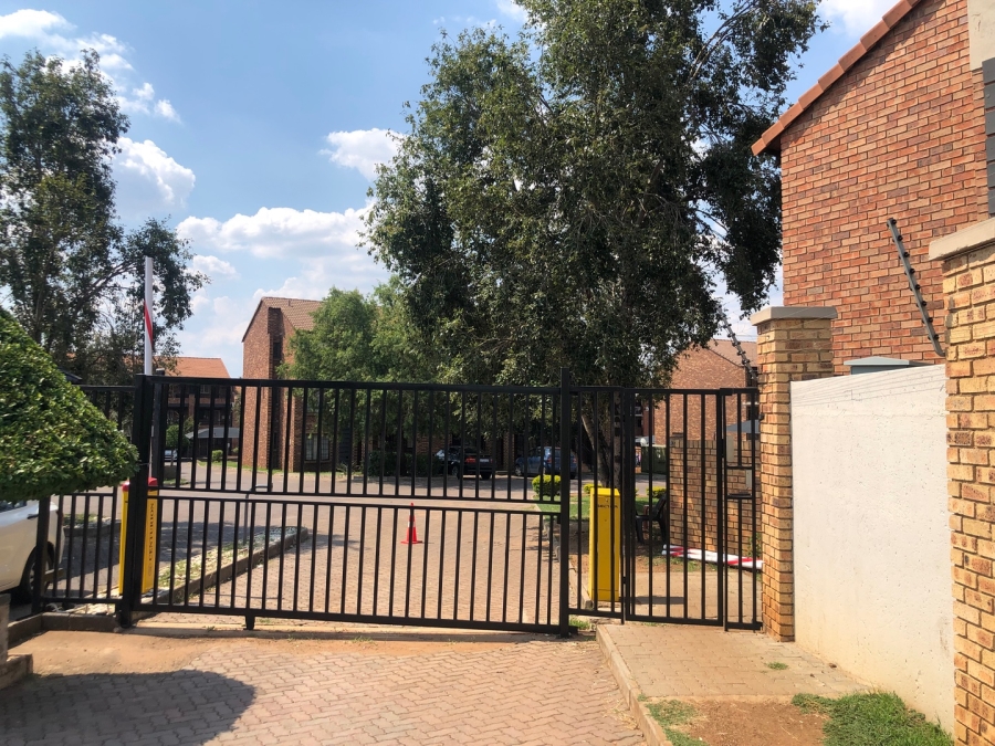 1 Bedroom Property for Sale in Noordwyk Gauteng