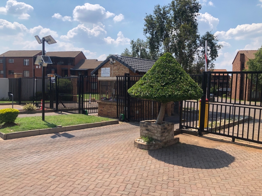 1 Bedroom Property for Sale in Noordwyk Gauteng