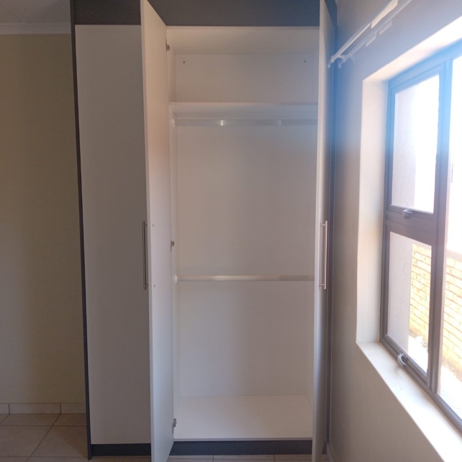 To Let 2 Bedroom Property for Rent in Cloverdene Gauteng