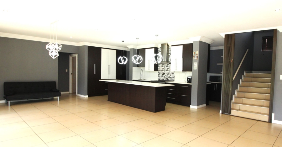 7 Bedroom Property for Sale in Raslouw Glen Gauteng