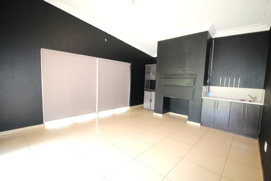 7 Bedroom Property for Sale in Raslouw Glen Gauteng