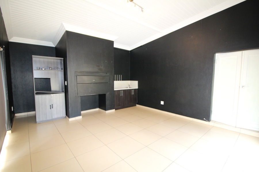 7 Bedroom Property for Sale in Raslouw Glen Gauteng