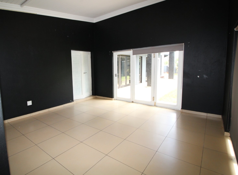 7 Bedroom Property for Sale in Raslouw Glen Gauteng