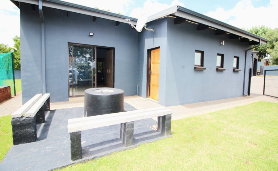 7 Bedroom Property for Sale in Raslouw Glen Gauteng