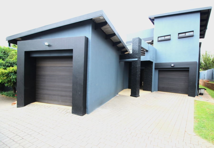 7 Bedroom Property for Sale in Raslouw Glen Gauteng