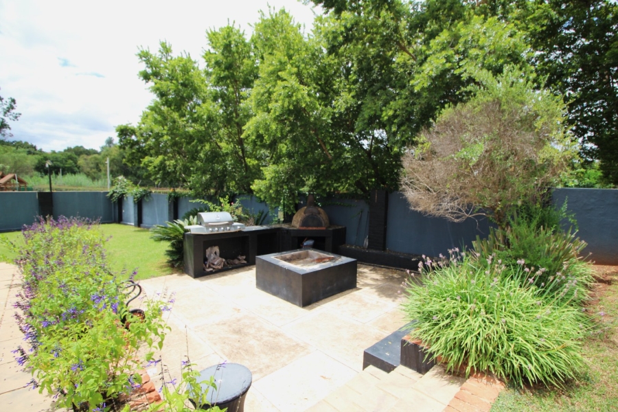 7 Bedroom Property for Sale in Raslouw Glen Gauteng