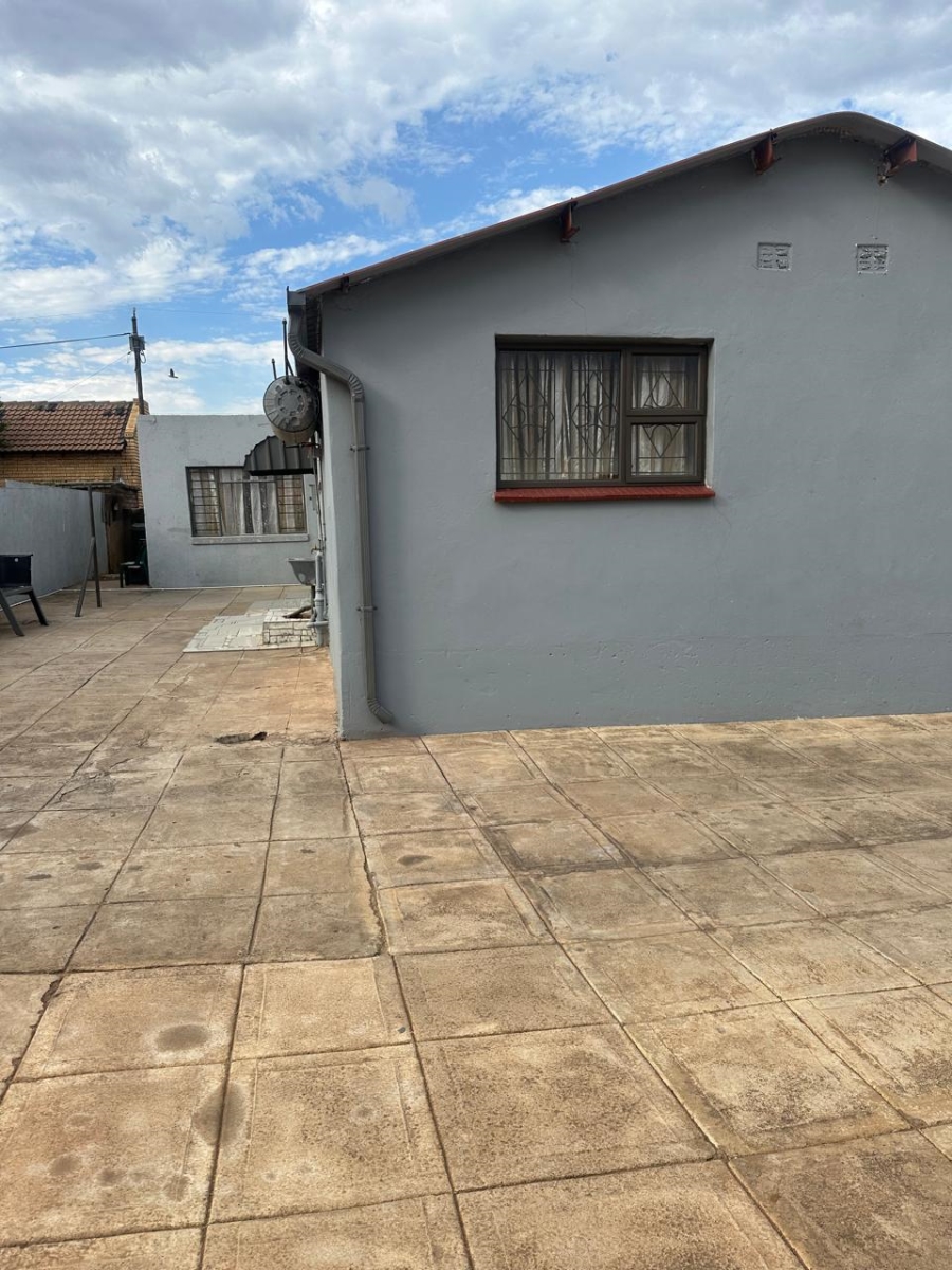 2 Bedroom Property for Sale in Moletsane Gauteng