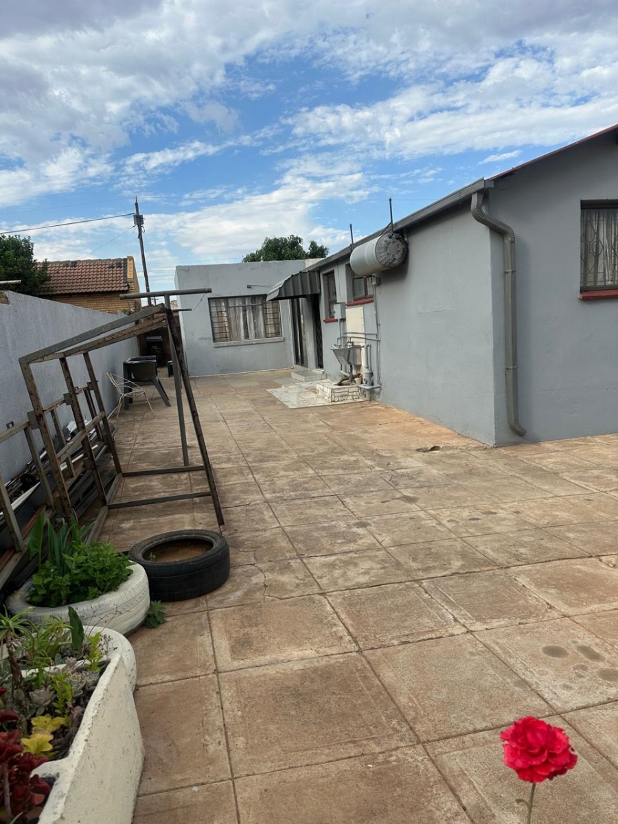 2 Bedroom Property for Sale in Moletsane Gauteng