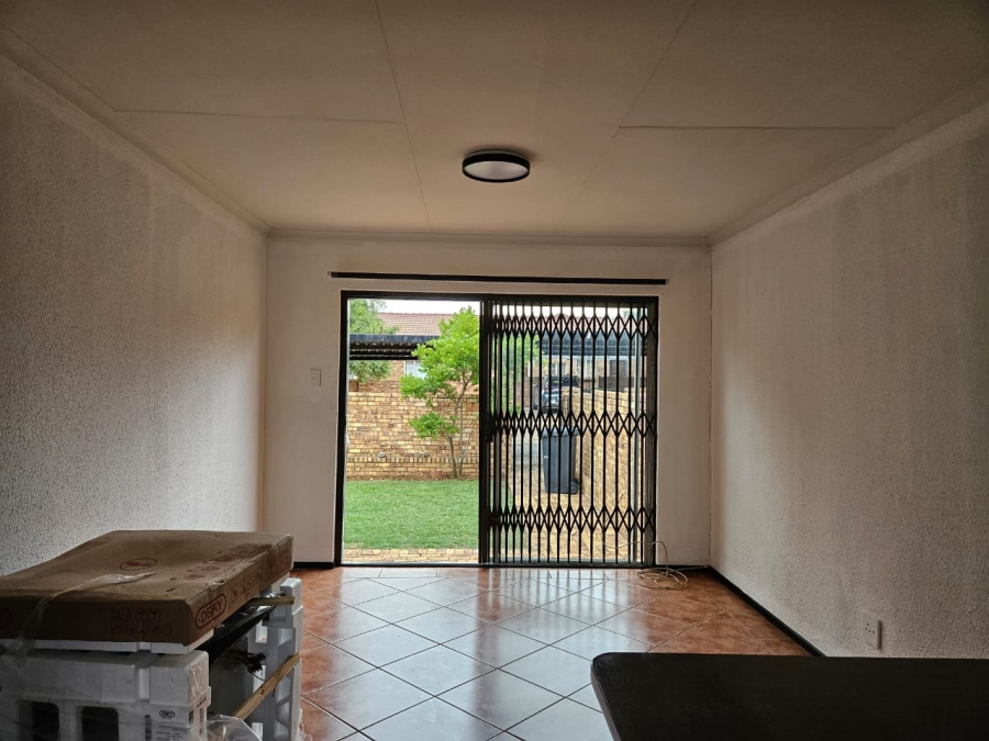 To Let 2 Bedroom Property for Rent in Kyalami Hills Gauteng