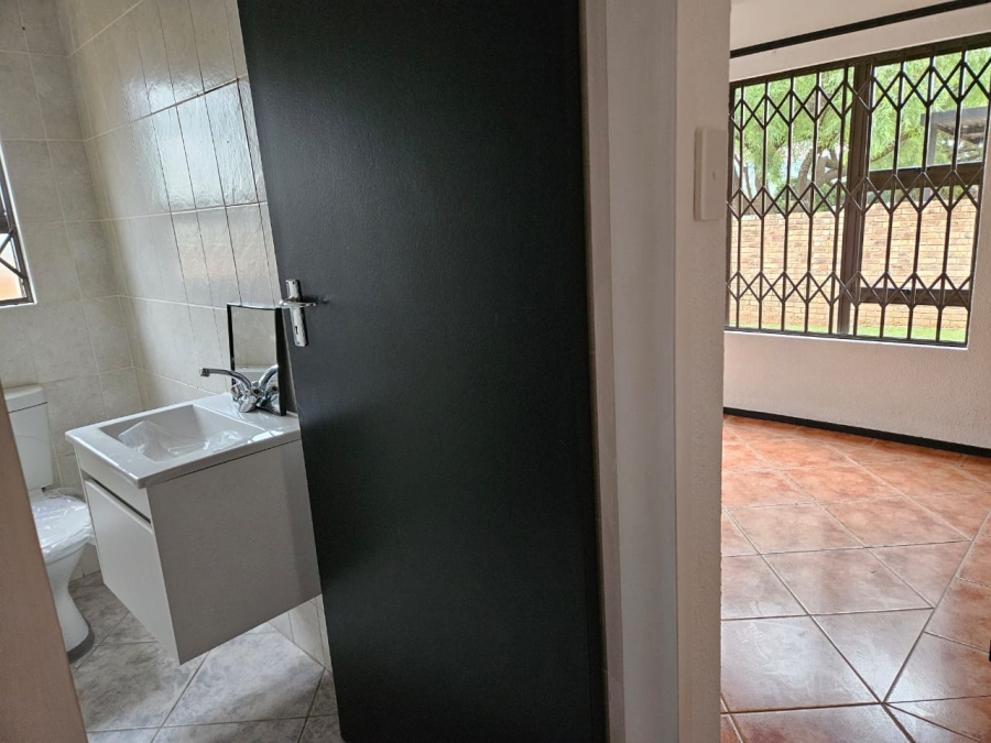 To Let 2 Bedroom Property for Rent in Kyalami Hills Gauteng