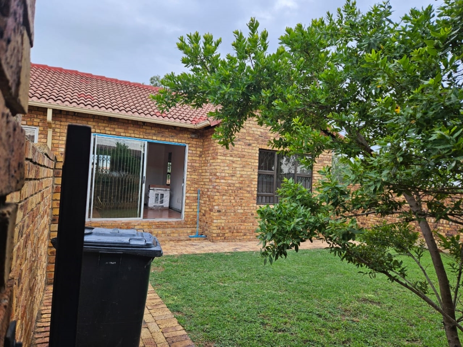 To Let 2 Bedroom Property for Rent in Kyalami Hills Gauteng