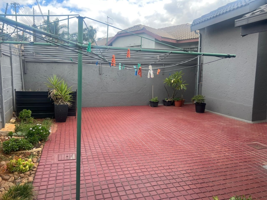 3 Bedroom Property for Sale in Glenanda Gauteng