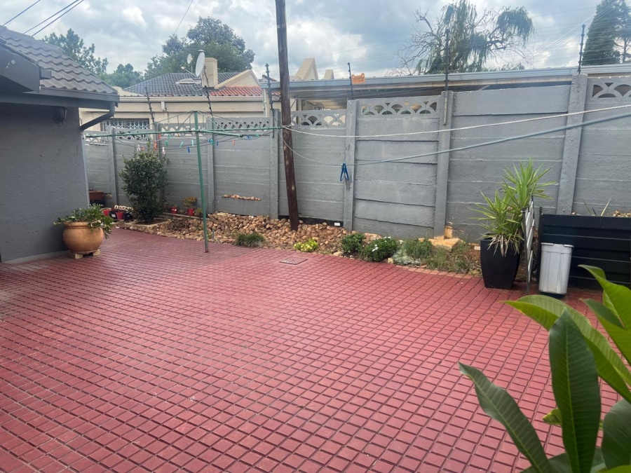 3 Bedroom Property for Sale in Glenanda Gauteng