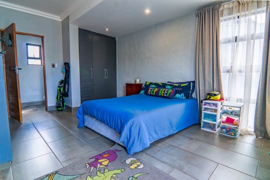 5 Bedroom Property for Sale in Copperleaf Estate Gauteng