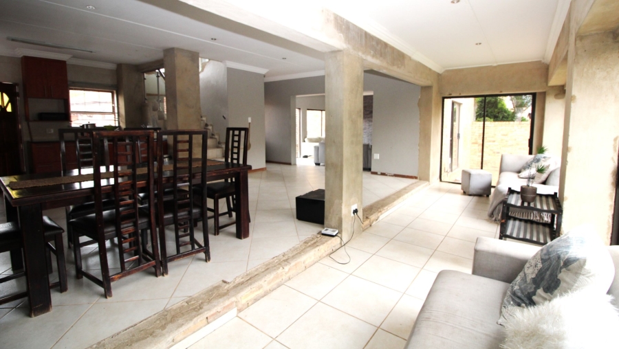 4 Bedroom Property for Sale in Thatchfield Gardens Gauteng