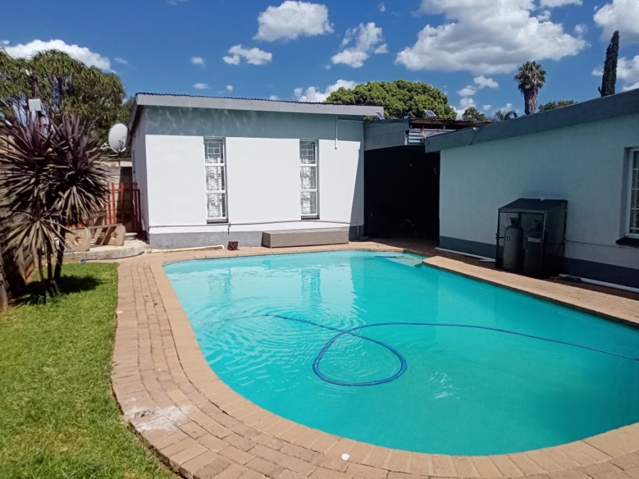 7 Bedroom Property for Sale in Silverton Gauteng