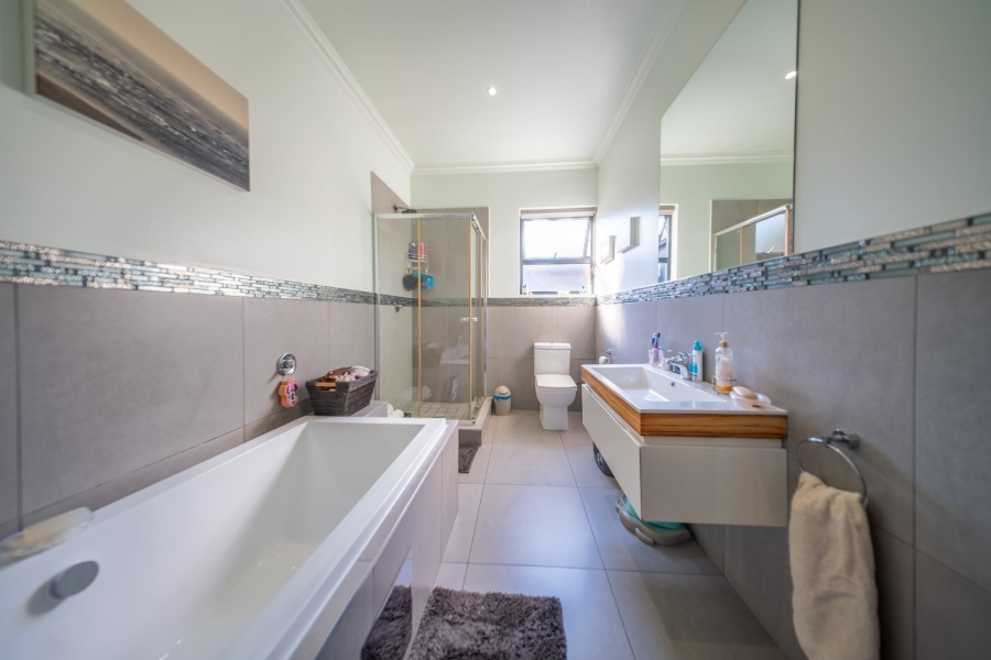 4 Bedroom Property for Sale in Lakeside Village Gauteng