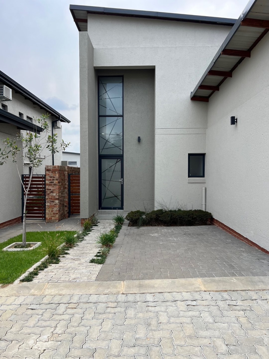 To Let 3 Bedroom Property for Rent in Crowthorne AH Gauteng