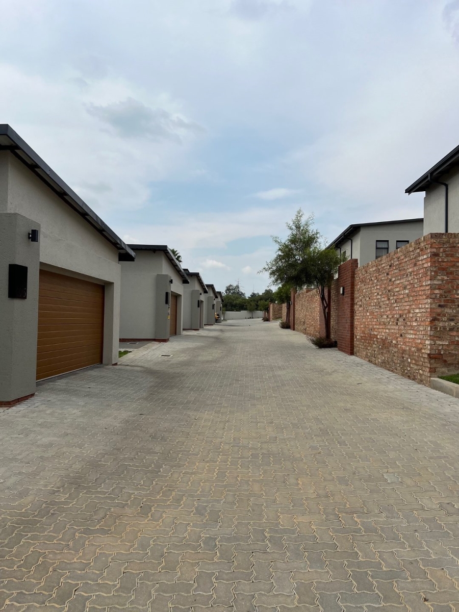 To Let 3 Bedroom Property for Rent in Crowthorne AH Gauteng