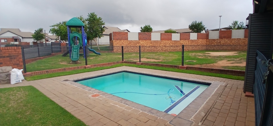 To Let 3 Bedroom Property for Rent in Amberfield Gauteng