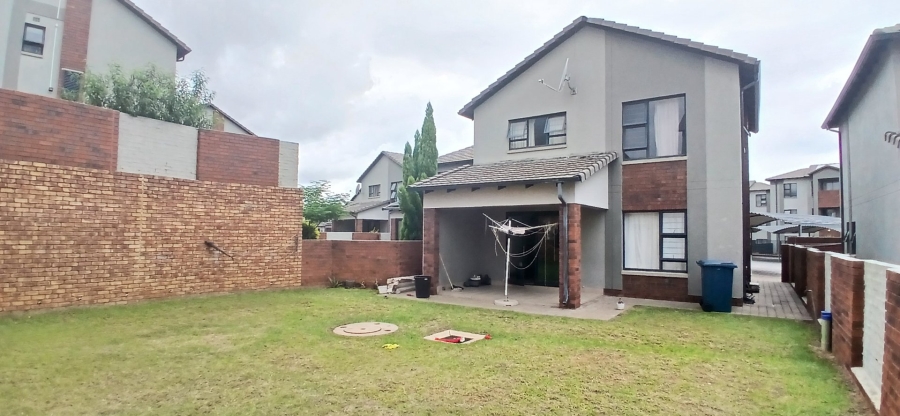 To Let 3 Bedroom Property for Rent in Amberfield Gauteng