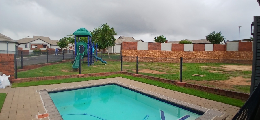 To Let 3 Bedroom Property for Rent in Amberfield Gauteng