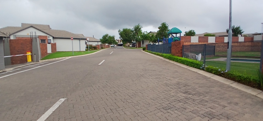 To Let 3 Bedroom Property for Rent in Amberfield Gauteng