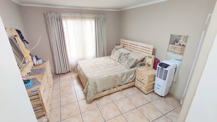 2 Bedroom Property for Sale in Rooihuiskraal North Gauteng