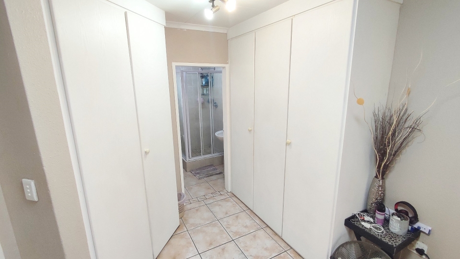 2 Bedroom Property for Sale in Rooihuiskraal North Gauteng