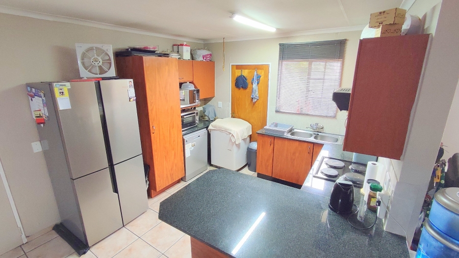 2 Bedroom Property for Sale in Rooihuiskraal North Gauteng