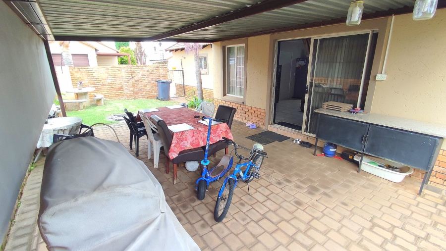 2 Bedroom Property for Sale in Rooihuiskraal North Gauteng