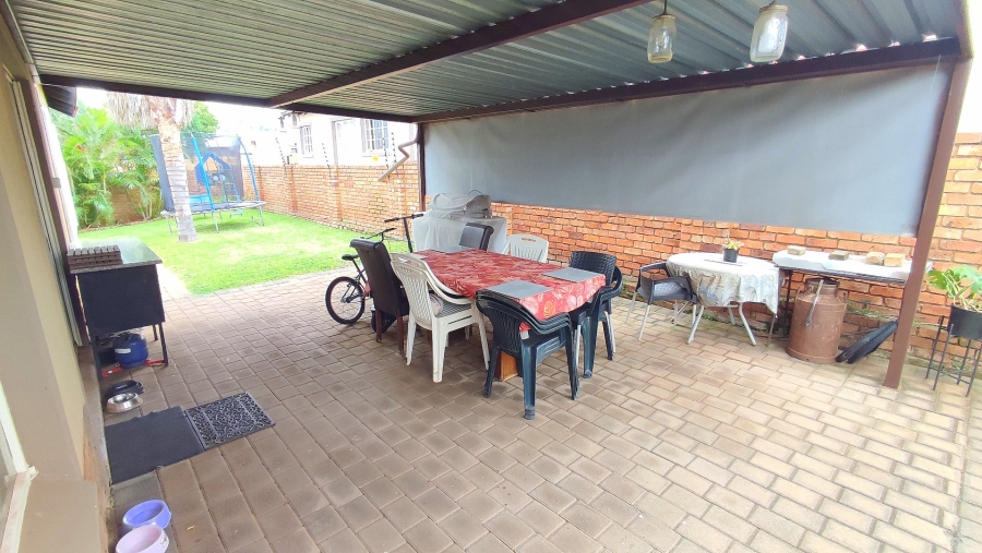 2 Bedroom Property for Sale in Rooihuiskraal North Gauteng