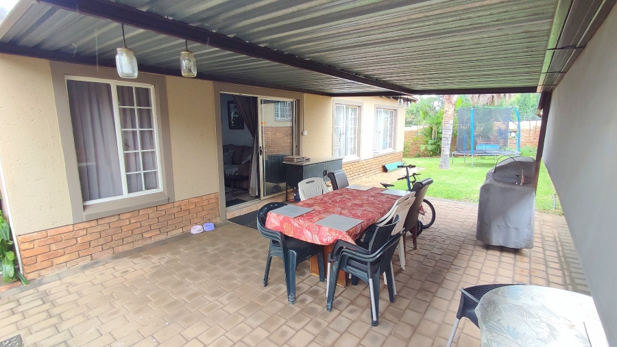 2 Bedroom Property for Sale in Rooihuiskraal North Gauteng