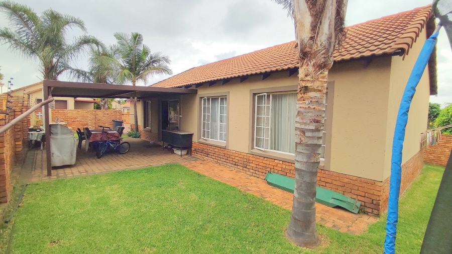 2 Bedroom Property for Sale in Rooihuiskraal North Gauteng