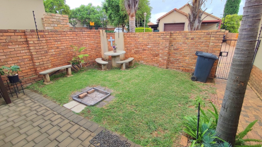 2 Bedroom Property for Sale in Rooihuiskraal North Gauteng