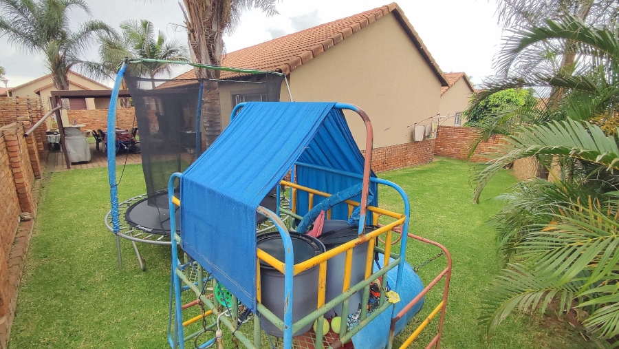 2 Bedroom Property for Sale in Rooihuiskraal North Gauteng